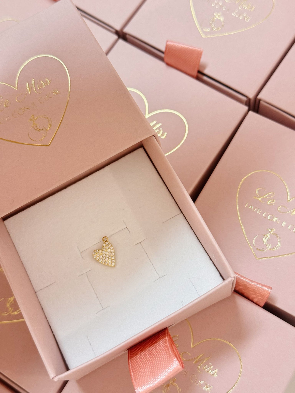 Charm cuore allungato zirconi