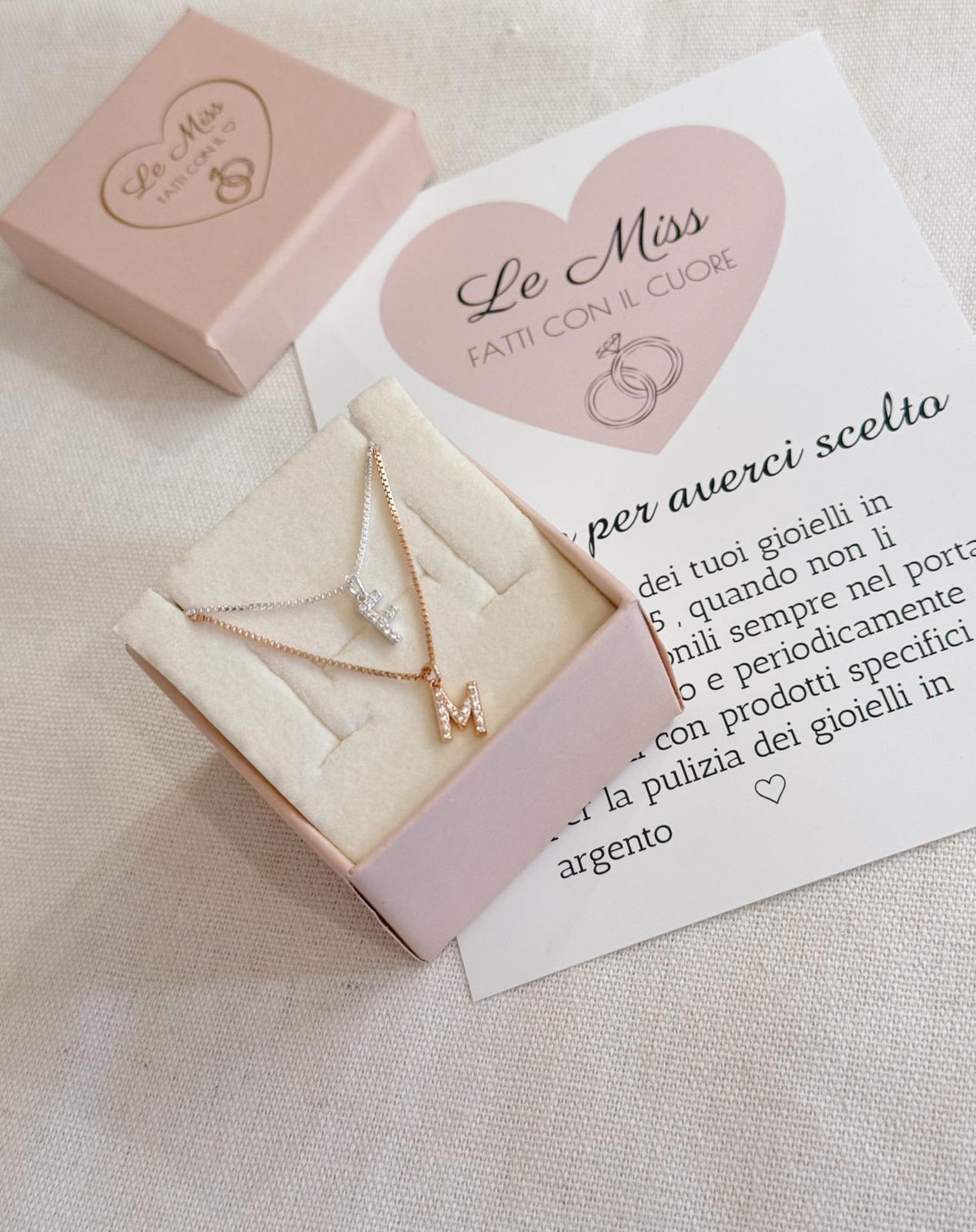 Collana filo diamantato e letterina