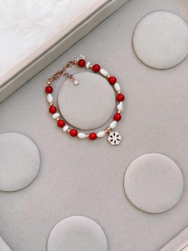 Bracciale perle mix rosse e bianche con fiocco neve